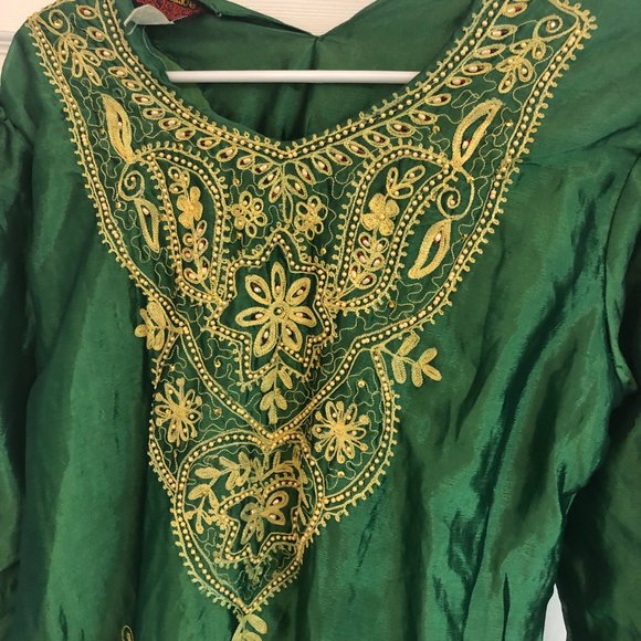 Handmade Embroidered Kurta Set With Green Lucknowi Chikankari Straight Kurta - Picture 4 of 14